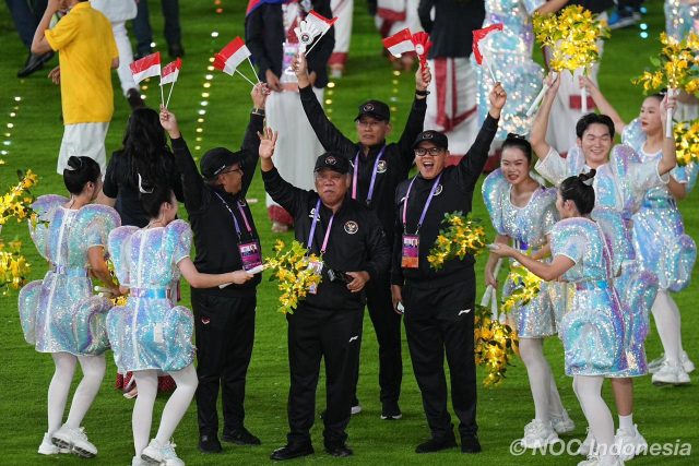 Asian Games 2022 Hangzhou Resmi Ditutup, CdM Basuki Hadimuljono Pimpin Parade Tim Indonesia dan Zigi Bawa Bendera Merah Putih