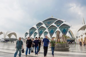 Wisata Religi Sambil Mengagumi Keindahan Arsitektur Masjid di Indonesia