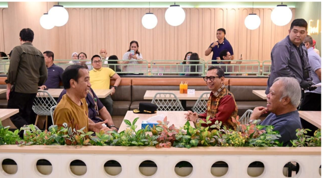 Saat Presiden Jokowi Santap Malam di Mal Kota Kupang