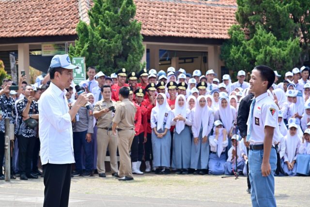 Cerita Dika Pinjamkan Topi Miliknya untuk Presiden Jokowi