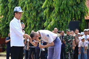 Cerita Dika Pinjamkan Topi Miliknya untuk Presiden Jokowi