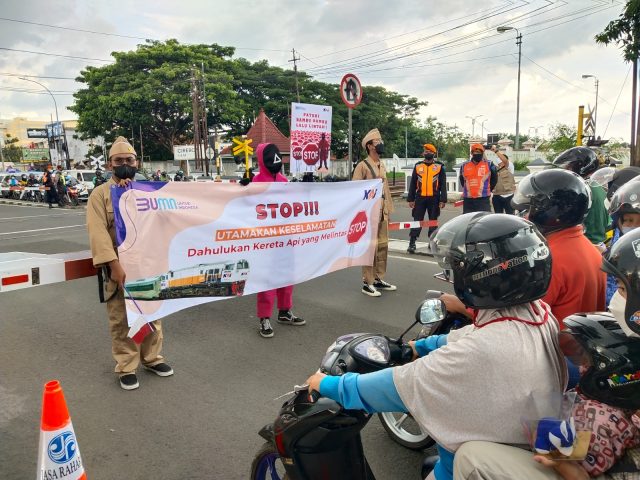 Dalam 1 Hari Ada 3 Kecelakaan di Perlintasan Sebidang, KAI Imbau Masyarakat Agar Tingkatkan Disiplin Berlalu Lintas Dalam 1 Hari Ada 3 Kecelakaan di Perlintasan Sebidang, KAI Imbau Masyarakat Agar Tingkatkan Disiplin Berlalu Lintas