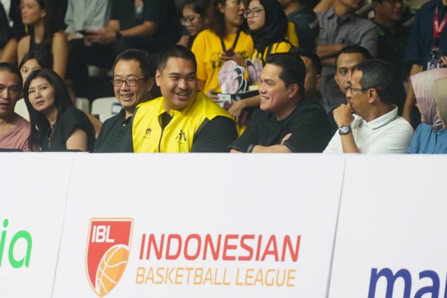Menpora Dito Hadiri Laga IBL Satria Muda Pertamina Kontra Dewa United Banten di Hall Basket Senayan
