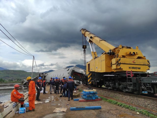 Kecelakaan KA di Bandung Evakuasi Terus Dilakukan oleh Tim Gabungan Kecelakaan KA di Bandung Evakuasi Terus Dilakukan oleh Tim Gabungan
