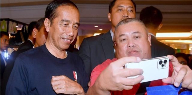 Saat Presiden Jokowi Malam Mingguan Sapa Warga di Brunei