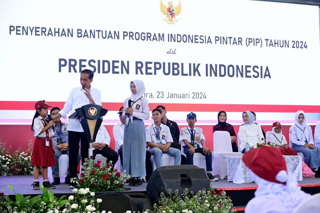 Serahkan Bantuan Program Indonesia Pintar, Presiden: Semua Harus Sekolah