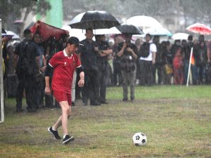 Sambut Lolosnya Timnas di Piala Asia, Presiden Jokowi Main Bola Bareng Warga Sleman