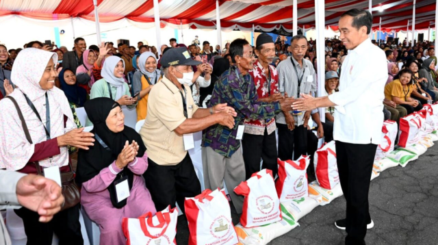 Presiden Jokowi Serahkan Bantuan Pangan di Klaten