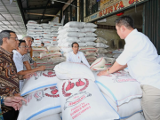 Tinjau Pasar Induk Cipinang, Presiden Jokowi Pastikan Stok Beras Tersedia