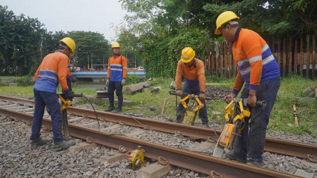Jelang Angkutan Lebaran 2024, KAI Daop 8 Intensifkan Perawatan Jalur KA Jelang Angkutan Lebaran 2024, KAI Daop 8 Intensifkan Perawatan Jalur KA