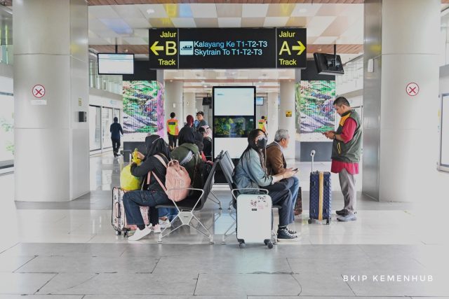 Menhub Dorong Masyarakat ke Bandara Soekarno-Hatta Gunakan Kereta Bandara Menhub Dorong Masyarakat ke Bandara Soekarno-Hatta Gunakan Kereta Bandara