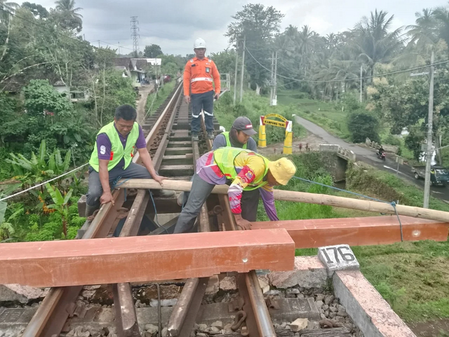 Dukung Program Sustainability dan Peningkatan Keselamatan serta Keamanan Operasi Kereta Api, KAI Beralih dari Bantalan Rel Kayu ke Sintetis Dukung Program Sustainability dan Peningkatan Keselamatan serta Keamanan Operasi Kereta Api, KAI Beralih dari Bantalan Rel Kayu ke Sintetis