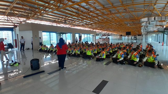 Tingkatkan Kompetensi Penangangan Kecelakaan untuk Tenaga Satuan Keamanan Stasiun, KAI Services Gelar Pelatihan P3K Tingkatkan Kompetensi Penangangan Kecelakaan untuk Tenaga Satuan Keamanan Stasiun, KAI Services Gelar Pelatihan P3K