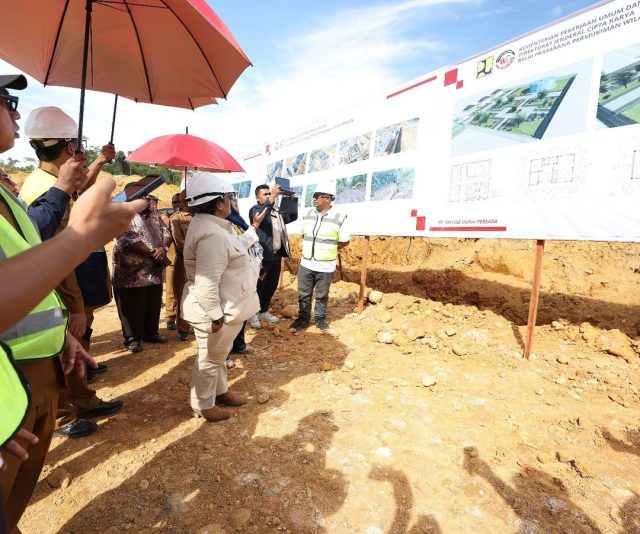 Wamendagri Ribka Haluk meninjau langsung progres pembangunan landasan pacu Bandara Baru Nabire, Papua Tengah. Sumber foto: Instagram Ribka Haluk Wamendagri Ribka Haluk meninjau langsung progres pembangunan landasan pacu Bandara Baru Nabire, Papua Tengah. Sumber foto: Instagram Ribka Haluk
