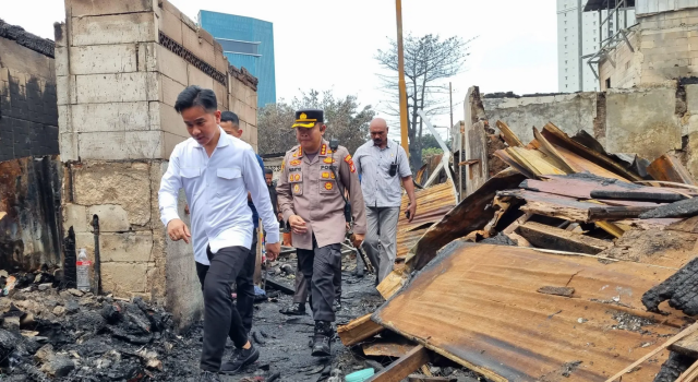 Tinjau Lokasi Kebakaran di Kemayoran Gempol, Wapres Tekankan Tempat Pengungsian Layak di Tengah Musim Hujan Tinjau Lokasi Kebakaran di Kemayoran Gempol, Wapres Tekankan Tempat Pengungsian Layak di Tengah Musim Hujan