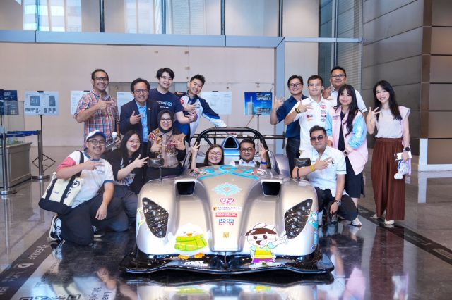 Kolaborasi IP Lokal dan Dunia Otomotif: Kementerian Ekraf Pamerkan Mobil Balap Kreatif di Thamrin Nine Kolaborasi IP Lokal dan Dunia Otomotif: Kementerian Ekraf Pamerkan Mobil Balap Kreatif di Thamrin Nine