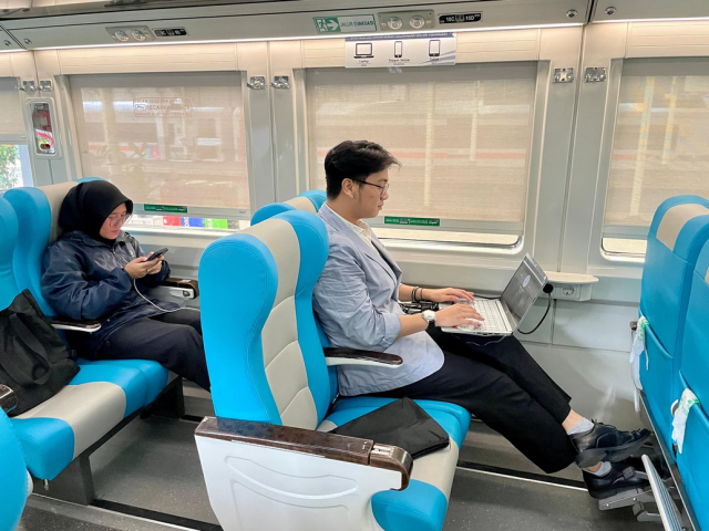 Jaga Fasilitas Perjalanan Kereta Api, Stop Kontak di Kereta Hanya Untuk Gadget Jaga Fasilitas Perjalanan Kereta Api, Stop Kontak di Kereta Hanya Untuk Gadget