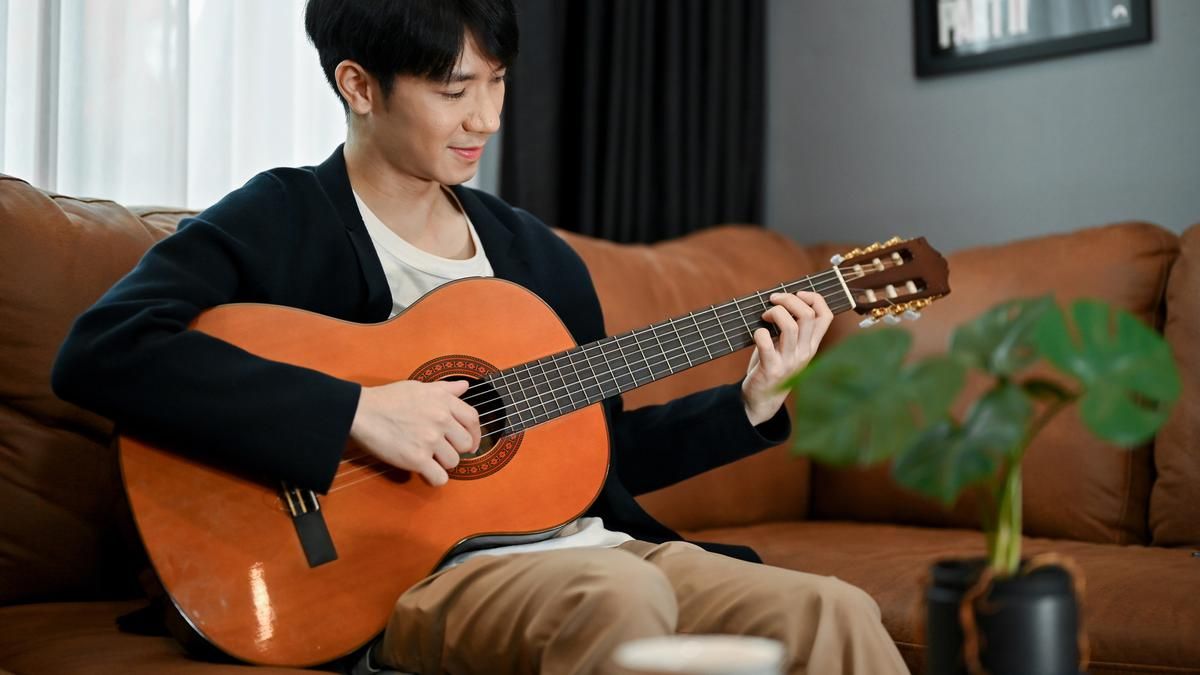 Rekomendasi Gitar Akustik Temani Ngabuburit Produktif