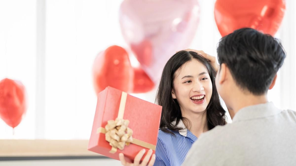 10 Ide Kado Valentine untuk Pacar Pria, Simpel dan Berkesan