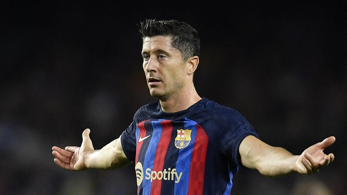 Hansi Flick Belum Putuskan Masa Depan Lewandowski di Barcelona