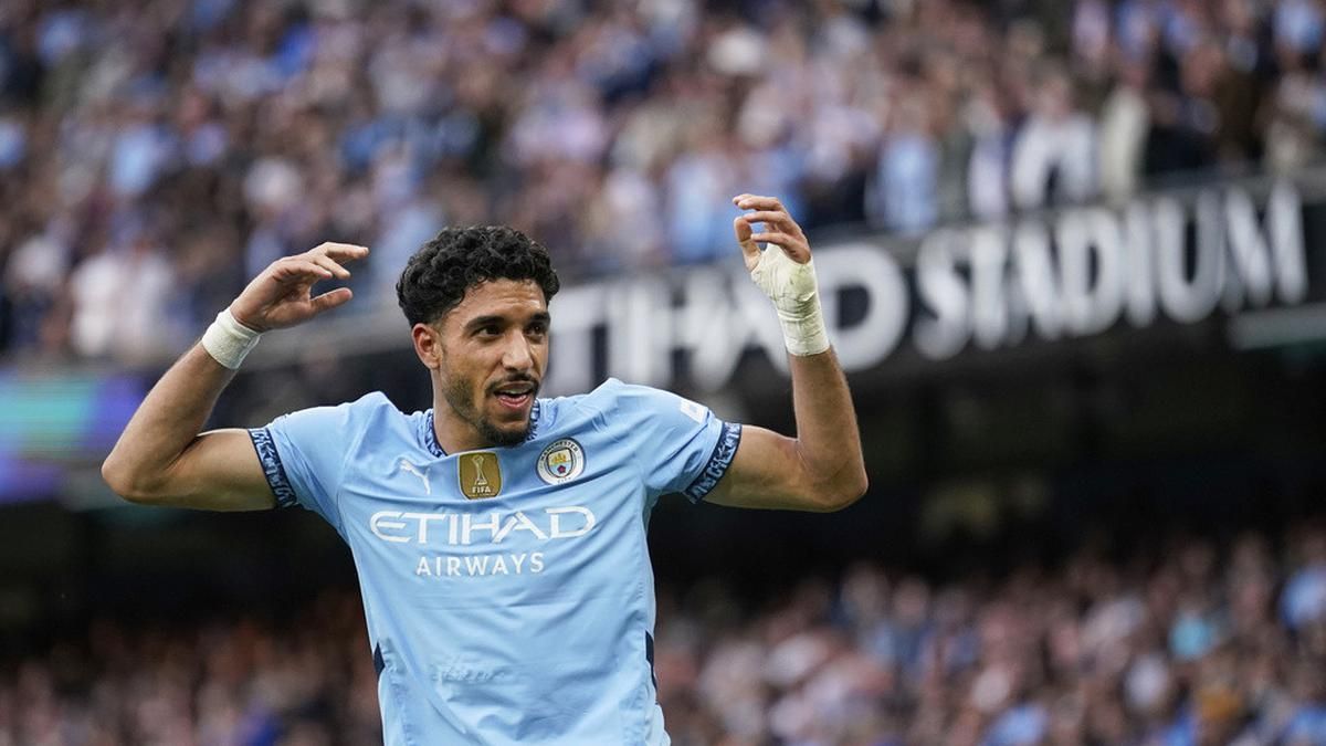 Salat Pemain Muslim Man City, Laga Leeds Berpotensi Jeda