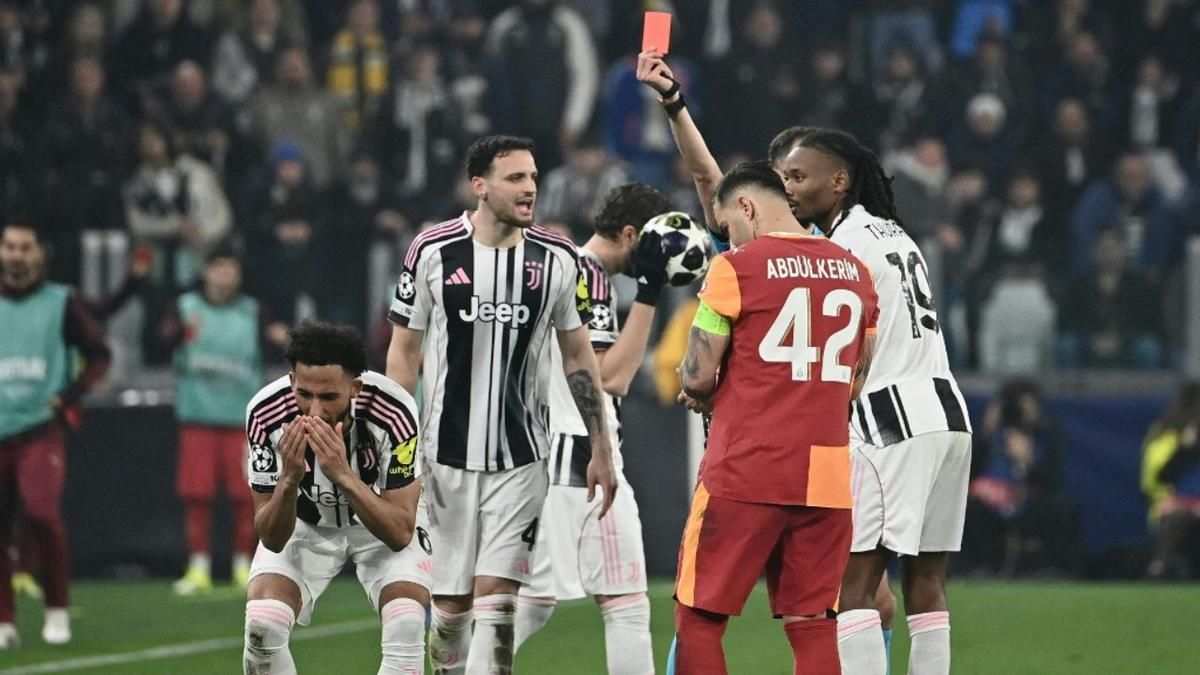 VAR Tinjau Kartu Merah Kontroversial Lloyd Kelly di Liga Champions