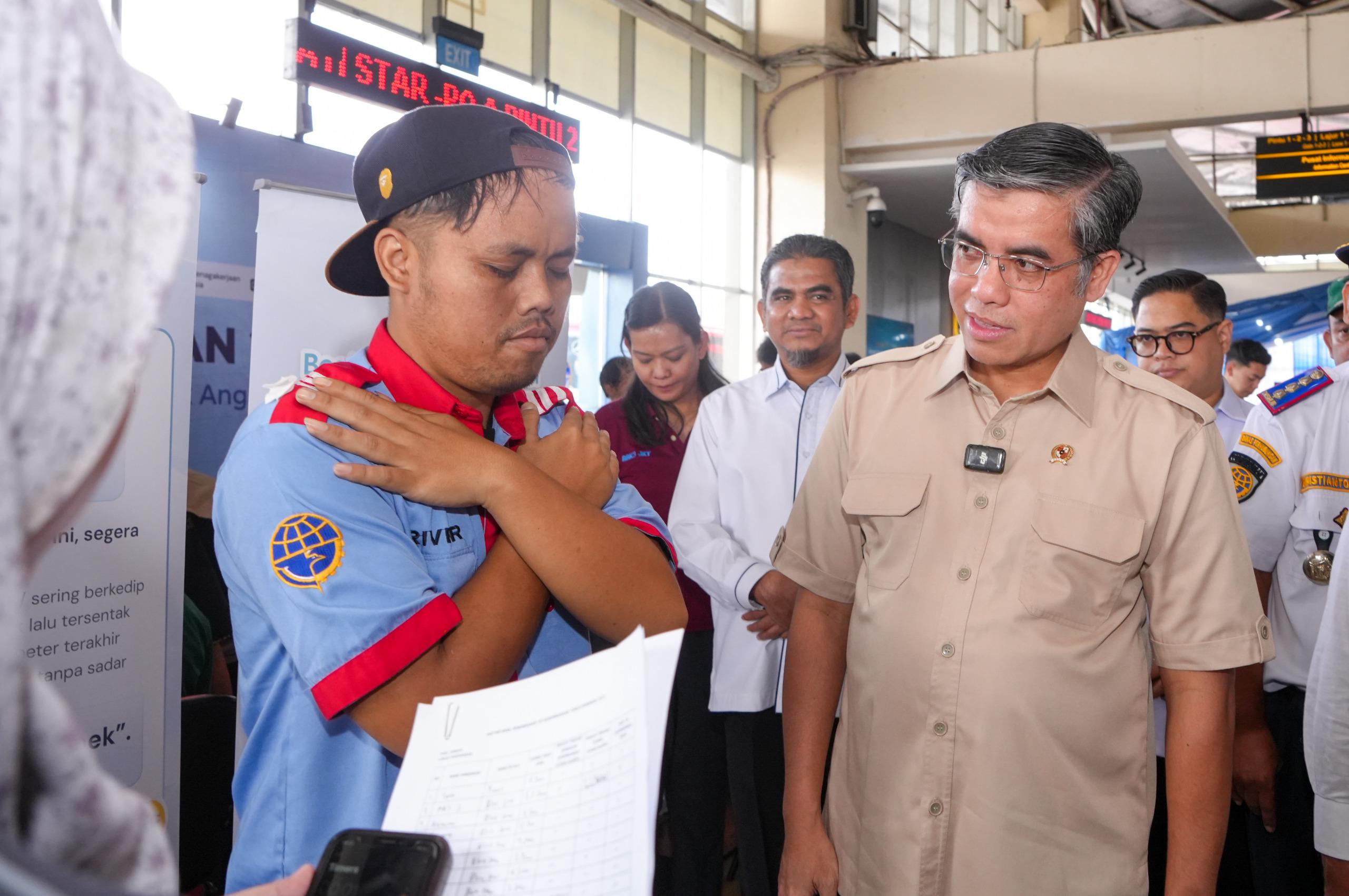 Menaker Yassierli Tinjau Posko Peduli K3 Mudik, Pastikan Awak Angkutan Sehat demi Mudik Aman