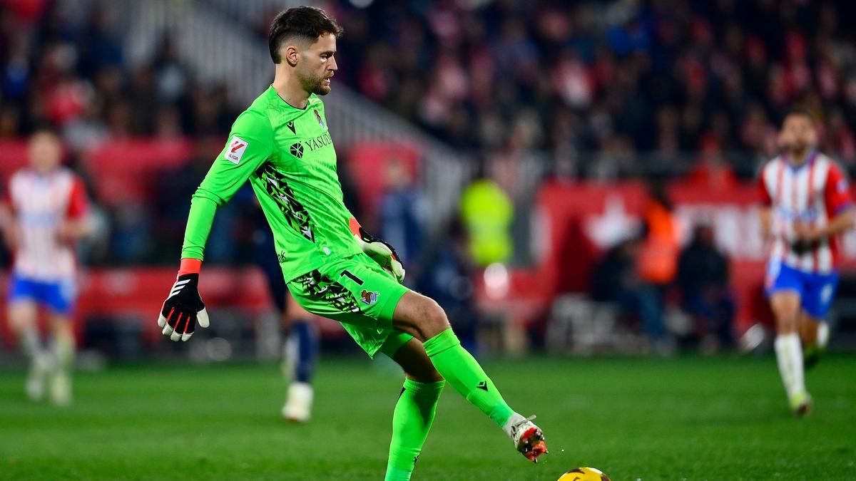 Barcelona Incar Alex Remiro untuk Perkuat Lini Kiper