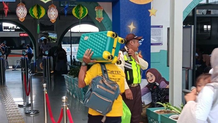 Porter Stasiun Pasar Senen Andalkan Aplikasi Saat Lebaran 2026
