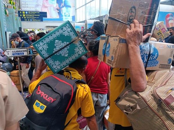 Porter Stasiun Pasar Senen Raup Rezeki Saat Libur Lebaran