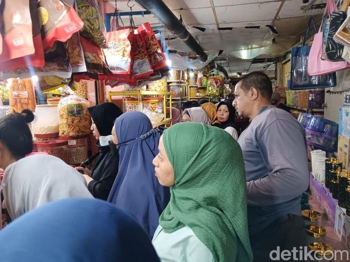 Pasar Jatinegara Diserbu Pembeli Kue Kering Jelang Lebaran 2026