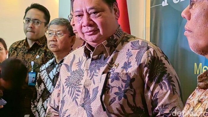 Airlangga Tanggapi Penurunan Outlook Utang Indonesia oleh Fitch