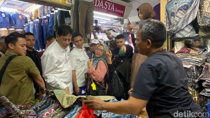 Menkeu Tinjau Pasar Tanah Abang, Berdialog dengan Pedagang