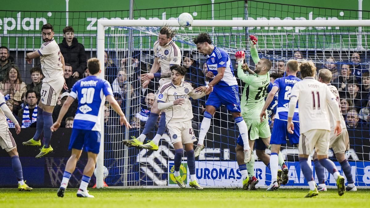Maarten Paes Catat Clean Sheet, Ajax Ditahan Zwolle 0-0