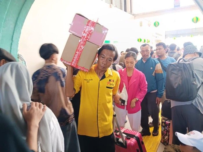 Porter Stasiun Senen Raup Rezeki Jelang Lebaran 2026