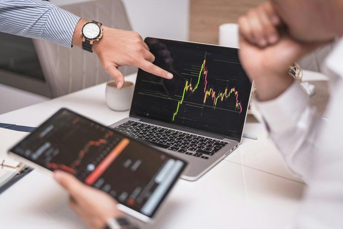 IHSG Terkoreksi, Saham SMMA dan ADMR Menguat