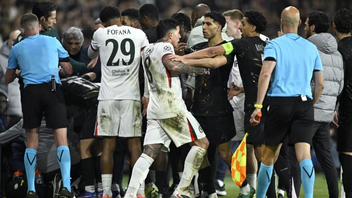 Pedro Neto Minta Maaf Usai Dorong Ball Boy di Laga Chelsea vs PSG