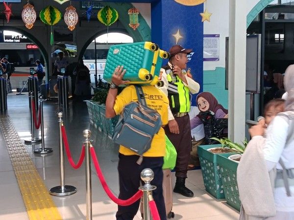 Porter Stasiun Senen Ramai Cari Nafkah Musim Mudik Lebaran 2026