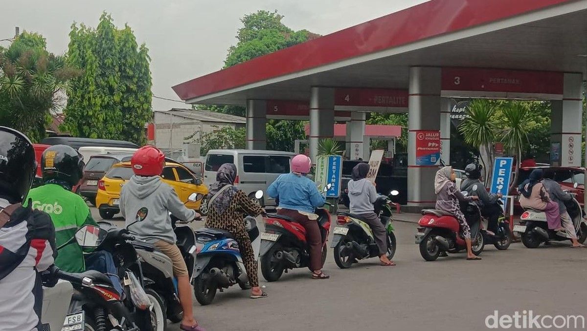 Antrean BBM Mengular di SPBU Jakarta dan Bekasi Jelang Kenaikan Harga