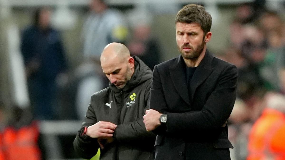 Manchester United Dilema: Carrick Bertahan atau Cari Pelatih?