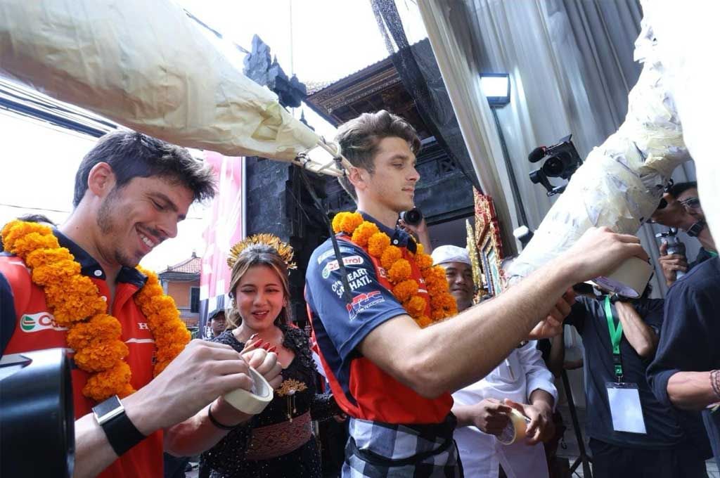 Joan Mir dan Luca Marini Merasakan Pembuatan Ogoh-Ogoh di Bali