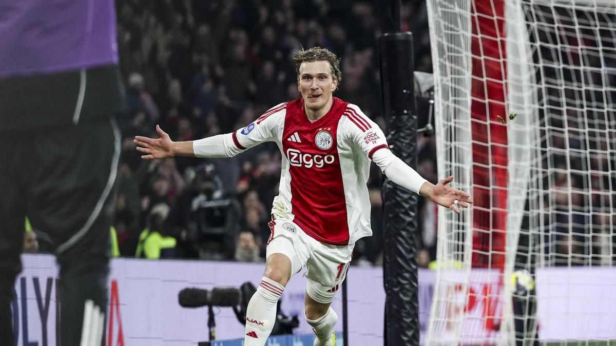 Manchester United Dekati Mika Godts dari Ajax
