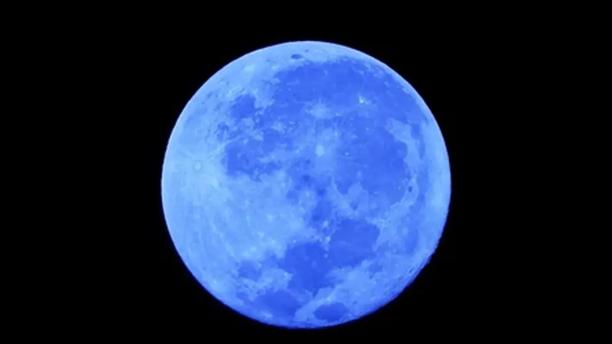 Fenomena Langka Warna Biru pada Bulan dan Hijau pada Matahari