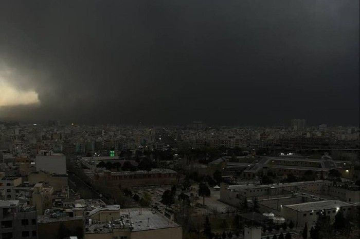 Serangan Iran Picu Polusi Ekstrem di Teheran, Hujan Hitam Terjadi