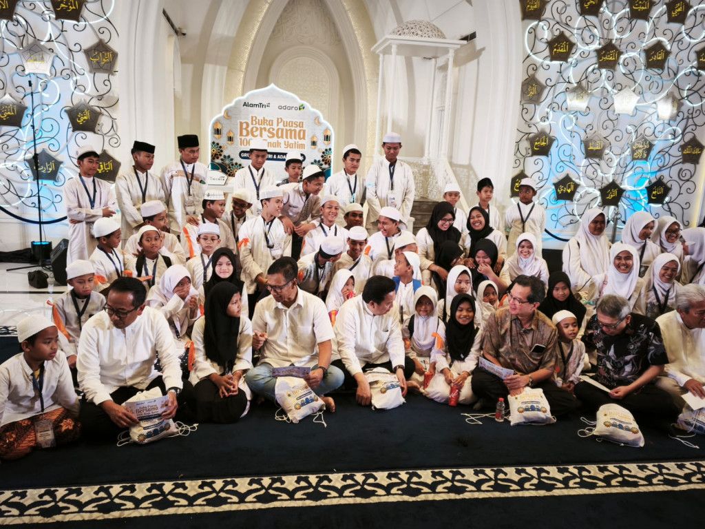 Adaro dan Alamtri Santuni 1.000 Anak Yatim di Depok