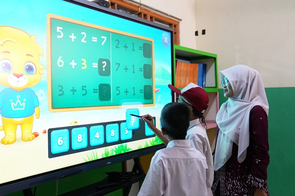 Digitalisasi Pendidikan Dipercepat dengan Pemasangan IFP