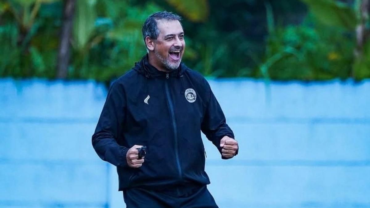 Arema FC Terpuruk, Manajemen Pertimbangkan Evaluasi Pelatih?