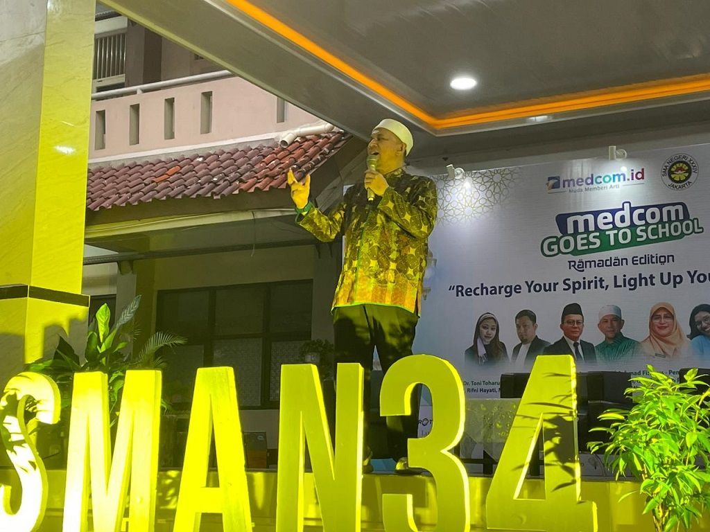 Ustaz Erick Yusuf Kupas Makna Takwa di SMAN 34 Jakarta
