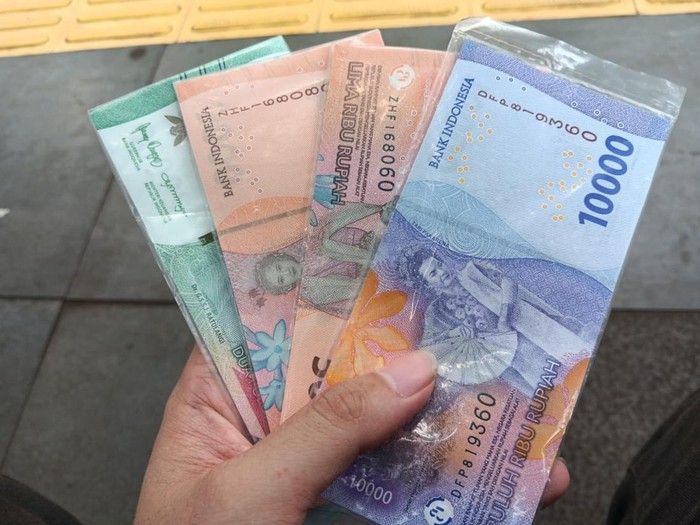 Modal Ratusan Juta di Balik Jasa Tukar Uang Pinggir Jalan