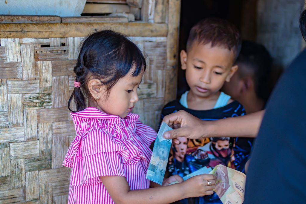 Ajarkan Anak Kelola Uang THR dengan 5 Cara Ini